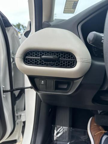 Photo of 2023 Platinum White Pearl Honda HR-V