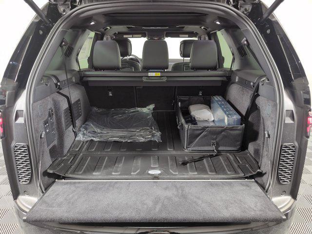 Photo of 2025 Santorini Black Metallic Land Rover Discovery