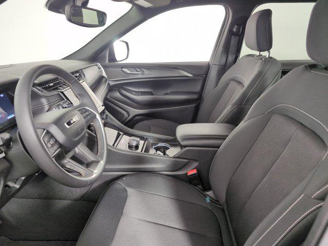 Photo of 2024 Diamond Black Crystal Pearlcoat Jeep Grand Cherokee L