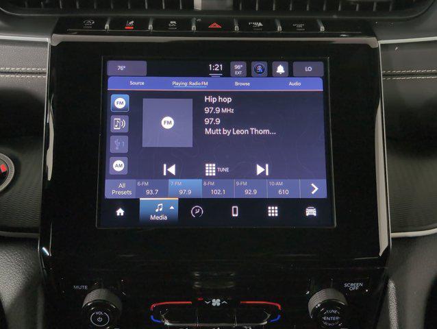 Photo of 2024 Diamond Black Crystal Pearlcoat Jeep Grand Cherokee L