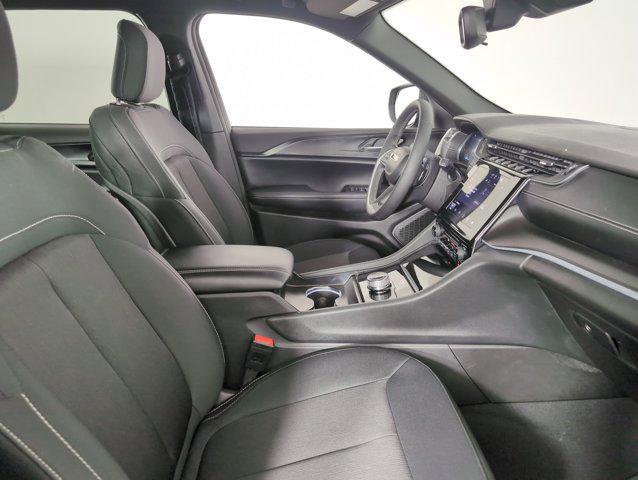 Photo of 2024 Diamond Black Crystal Pearlcoat Jeep Grand Cherokee L