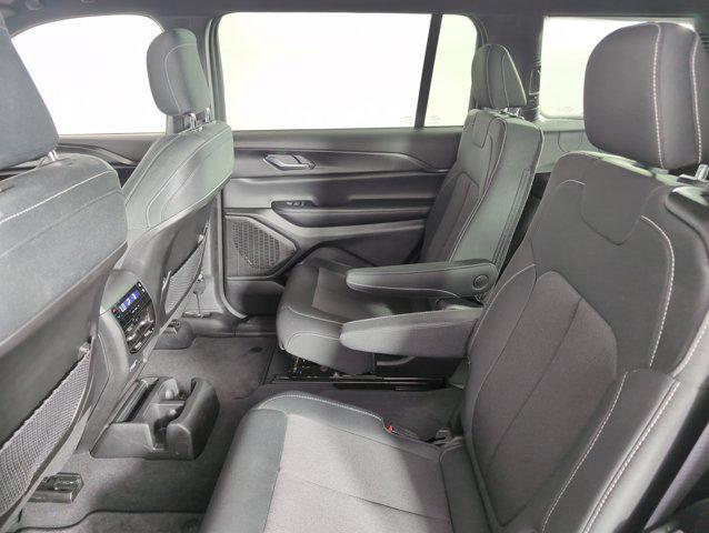 Photo of 2024 Diamond Black Crystal Pearlcoat Jeep Grand Cherokee L
