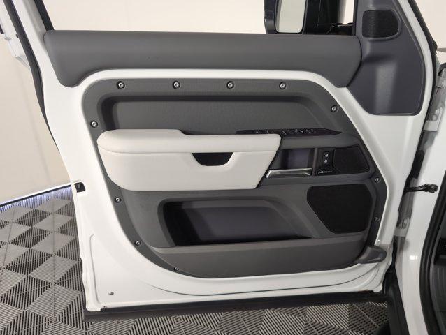 Photo of 2025 Fuji White Land Rover Defender