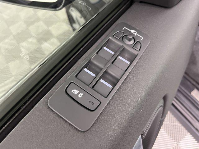 Photo of 2024 Santorini Black Metallic Land Rover Discovery Sport
