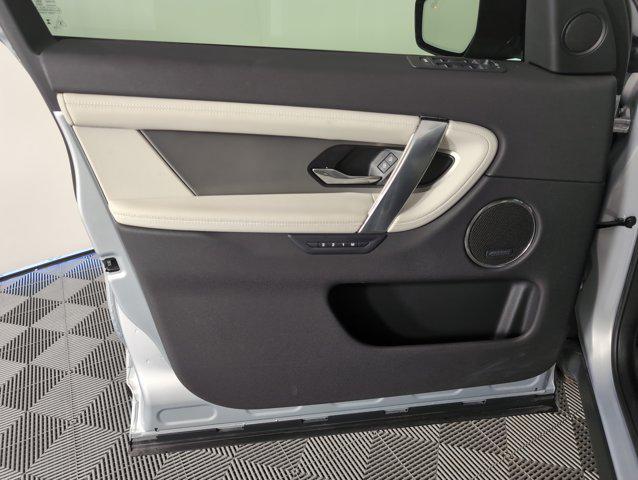 Photo of 2024 Hakuba Silver Metallic Land Rover Discovery Sport