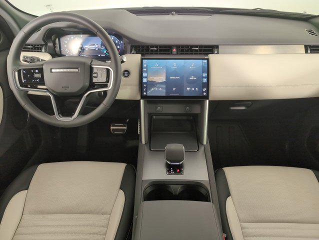 Photo of 2024 Hakuba Silver Metallic Land Rover Discovery Sport