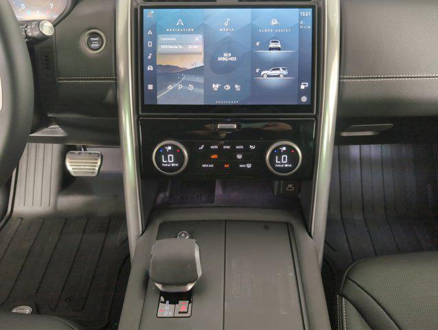 Photo of 2025 Eiger Grey Metallic Land Rover Discovery
