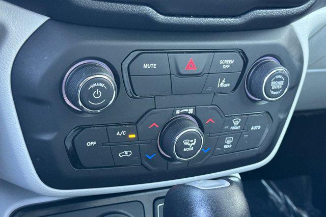 Photo of 2022 Alpine White Clearcoat Jeep Renegade