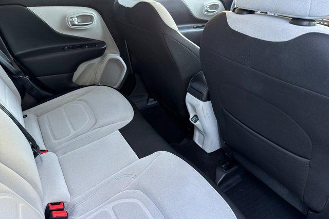 Photo of 2022 Alpine White Clearcoat Jeep Renegade