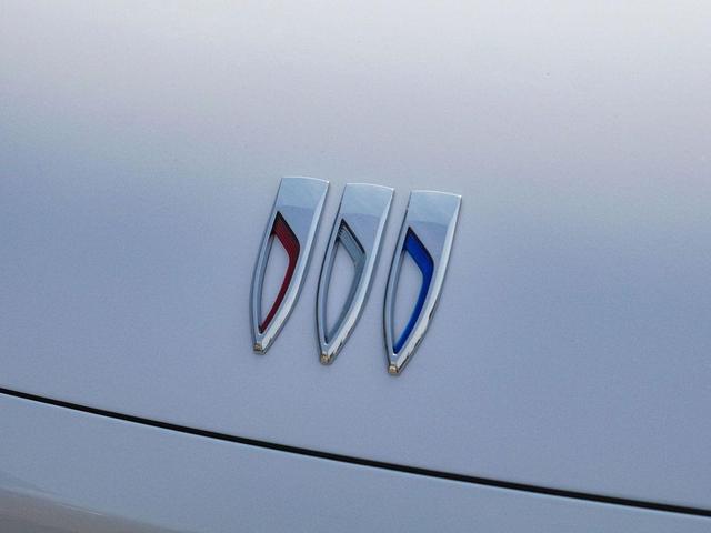 Photo of 2025 Summit White Buick Enclave