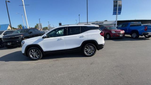 Photo of 2024 Summit White GMC Terrain