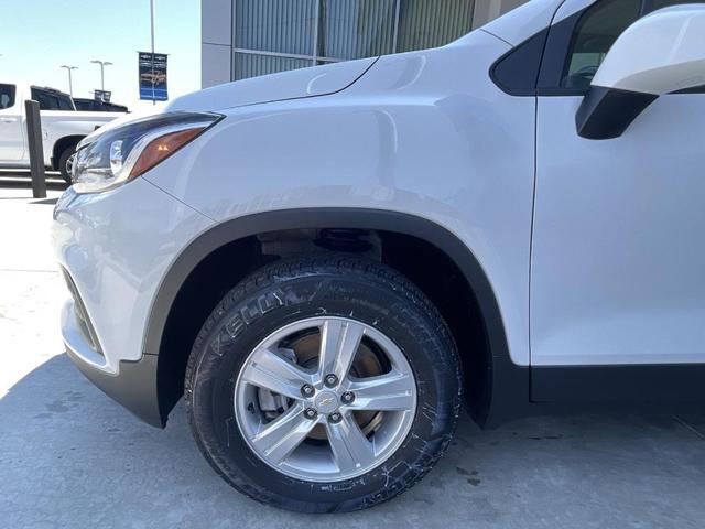 Photo of 2022 Summit White Chevrolet Trax