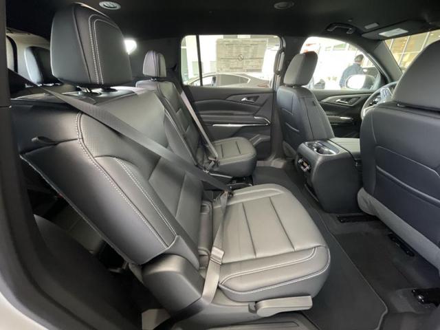 Photo of 2025 Summit White Chevrolet Traverse