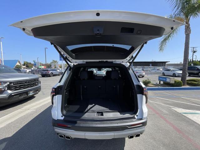 Photo of 2025 Summit White Chevrolet Traverse
