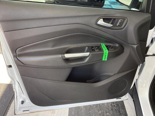 Photo of 2014 Oxford White Ford Escape