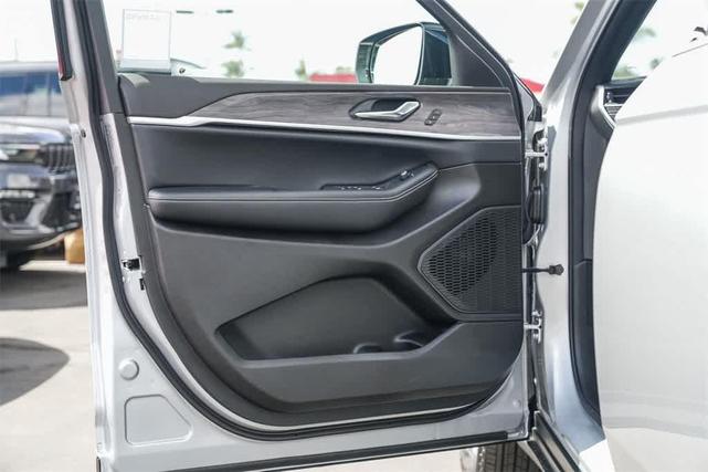 Photo of 2025 Silver Zynith Jeep Grand Cherokee