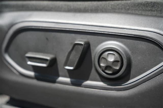 Photo of 2025 Silver Zynith Jeep Grand Cherokee