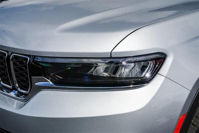 Photo of 2025 Silver Zynith Jeep Grand Cherokee