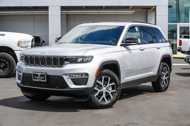Photo of 2025 Silver Zynith Jeep Grand Cherokee