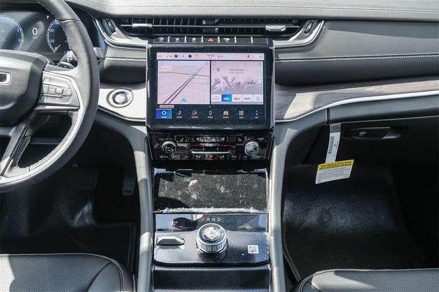 Photo of 2025 Silver Zynith Jeep Grand Cherokee