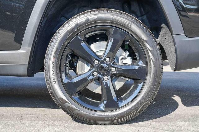 Photo of 2025 Diamond Black Crystal Pearlcoat Jeep Grand Cherokee L