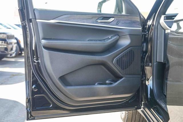 Photo of 2025 Diamond Black Crystal Pearlcoat Jeep Grand Cherokee L