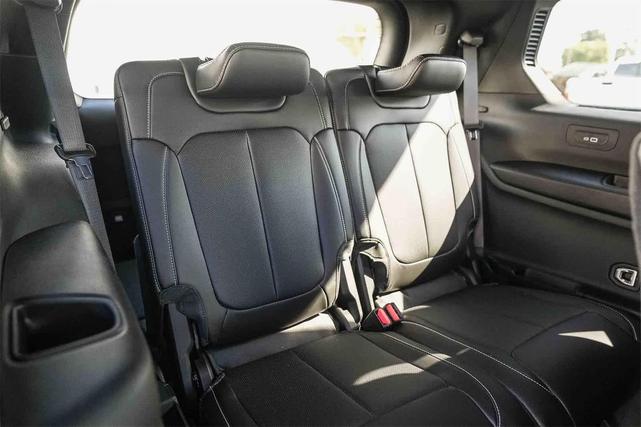 Photo of 2025 Diamond Black Crystal Pearlcoat Jeep Grand Cherokee L