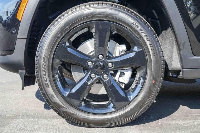 Photo of 2025 Diamond Black Crystal Pearlcoat Jeep Grand Cherokee L