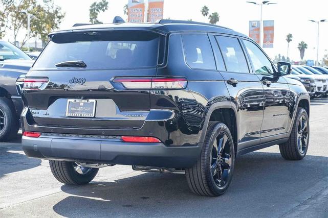 Photo of 2025 Diamond Black Crystal Pearlcoat Jeep Grand Cherokee L