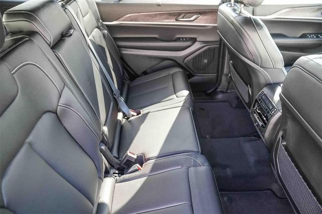 Photo of 2025 Diamond Black Crystal Pearlcoat Jeep Grand Cherokee L
