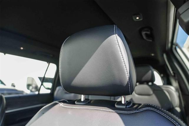 Photo of 2025 Diamond Black Crystal Pearlcoat Jeep Grand Cherokee L