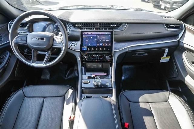 Photo of 2025 Diamond Black Crystal Pearlcoat Jeep Grand Cherokee L
