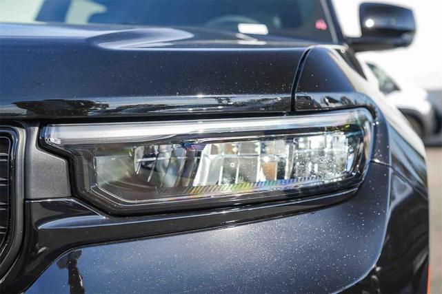 Photo of 2025 Diamond Black Crystal Pearlcoat Jeep Grand Cherokee L