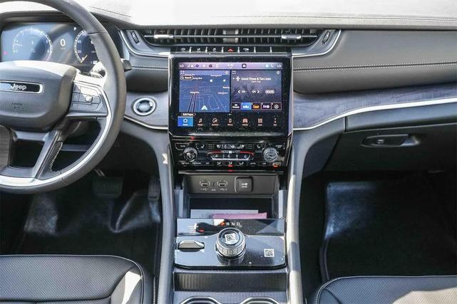 Photo of 2025 Diamond Black Crystal Pearlcoat Jeep Grand Cherokee L