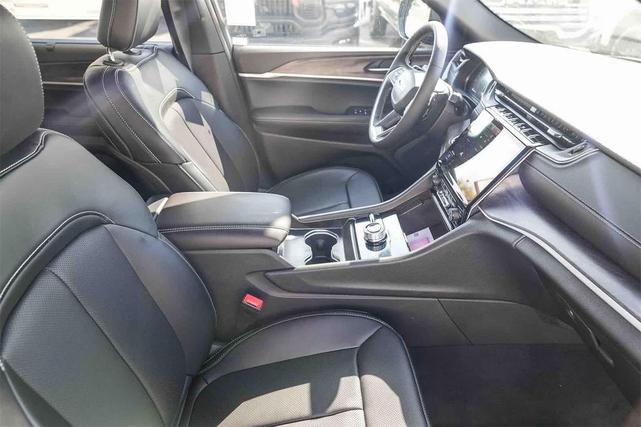 Photo of 2025 Diamond Black Crystal Pearlcoat Jeep Grand Cherokee L
