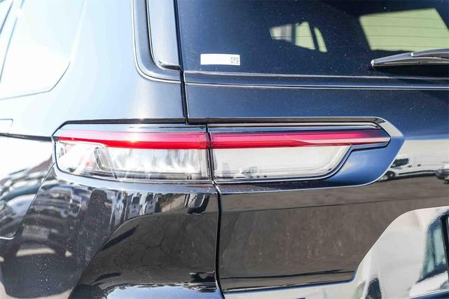 Photo of 2025 Diamond Black Crystal Pearlcoat Jeep Grand Cherokee L