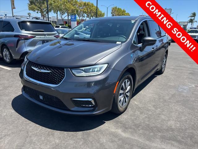 Photo of 2022 Granite Crystal Metallic Clearcoat Chrysler Pacifica Hybrid