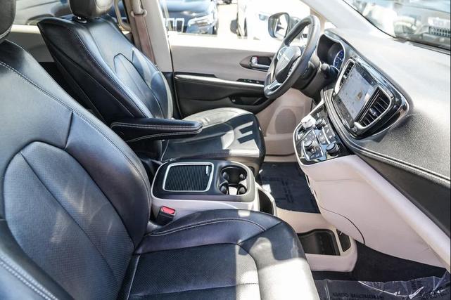 Photo of 2022 Granite Crystal Metallic Clearcoat Chrysler Pacifica Hybrid