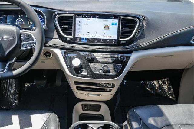 Photo of 2022 Granite Crystal Metallic Clearcoat Chrysler Pacifica Hybrid