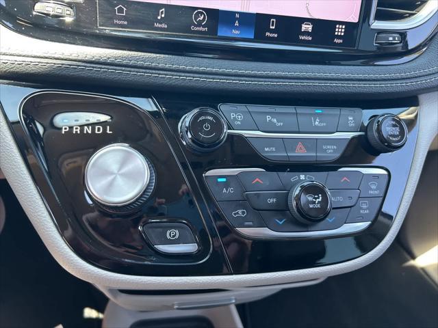 Photo of 2022 Granite Crystal Metallic Clearcoat Chrysler Pacifica Hybrid