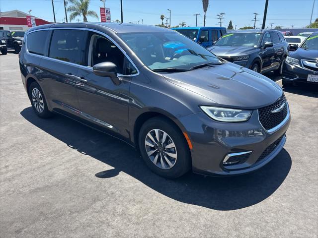 Photo of 2022 Granite Crystal Metallic Clearcoat Chrysler Pacifica Hybrid