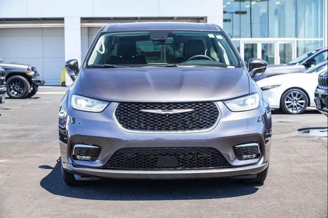 Photo of 2022 Granite Crystal Metallic Clearcoat Chrysler Pacifica Hybrid