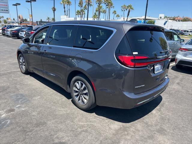 Photo of 2022 Granite Crystal Metallic Clearcoat Chrysler Pacifica Hybrid