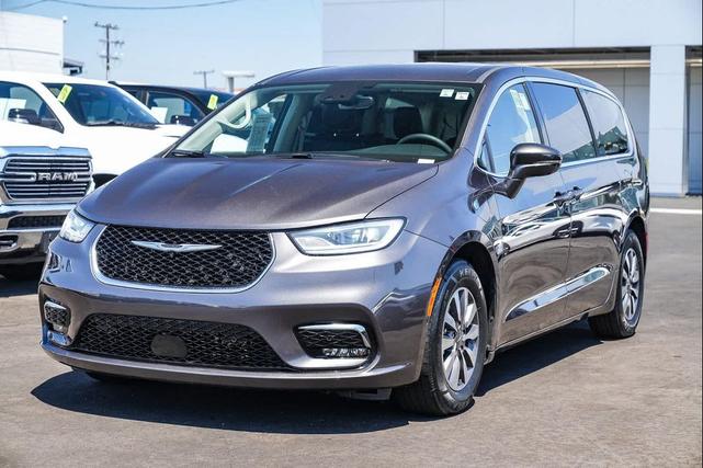 Photo of 2022 Granite Crystal Metallic Clearcoat Chrysler Pacifica Hybrid