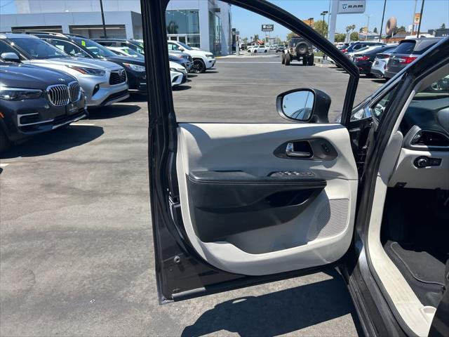 Photo of 2022 Granite Crystal Metallic Clearcoat Chrysler Pacifica Hybrid