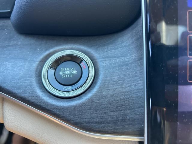 Photo of 2021 Diamond Black Crystal Pearlcoat Jeep Grand Cherokee L