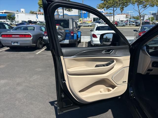 Photo of 2021 Diamond Black Crystal Pearlcoat Jeep Grand Cherokee L
