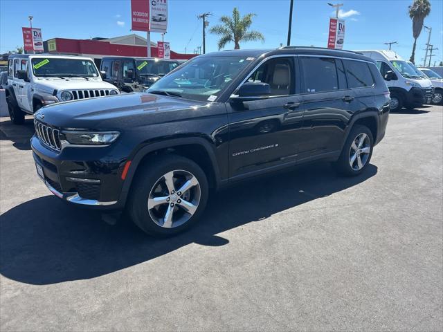 Photo of 2021 Diamond Black Crystal Pearlcoat Jeep Grand Cherokee L