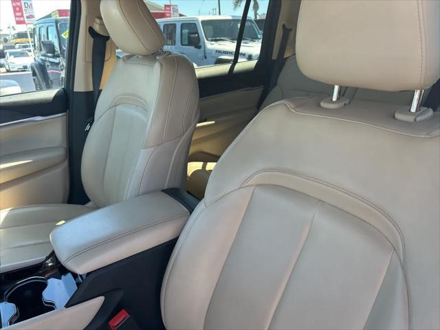 Photo of 2021 Diamond Black Crystal Pearlcoat Jeep Grand Cherokee L