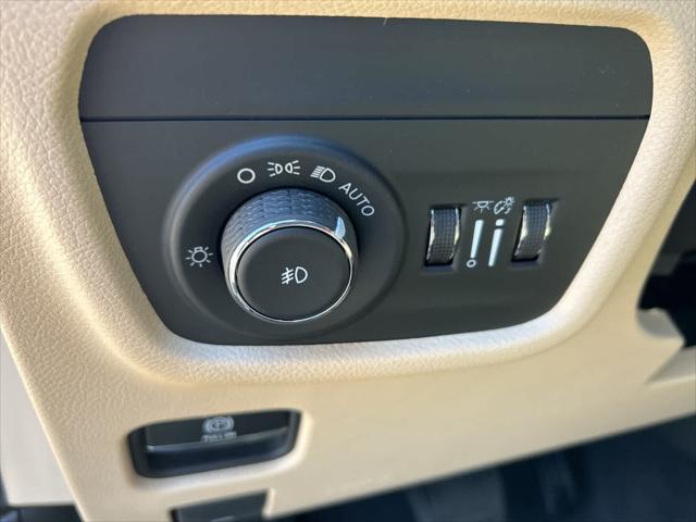 Photo of 2021 Diamond Black Crystal Pearlcoat Jeep Grand Cherokee L